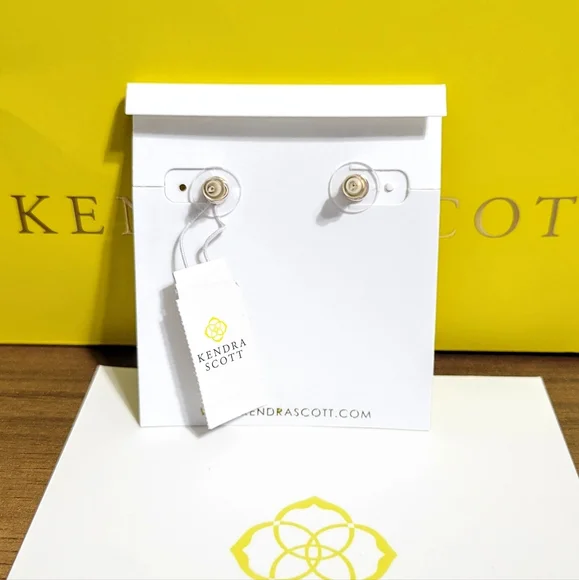 NWT Kendra Scott Ari Gold White Pearl Heart Studs Ivory Mother of Pearl - Picture 2 of 5